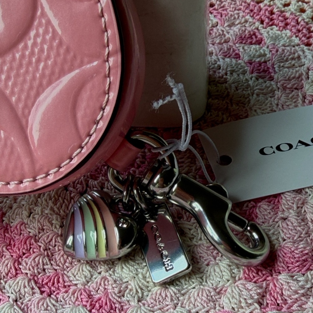 🩷 COACH HEART CHARM IN SIGNATURE LEATHER WITH HEART CHARM 🩷 NWT 🩷 - Picture 6 of 16